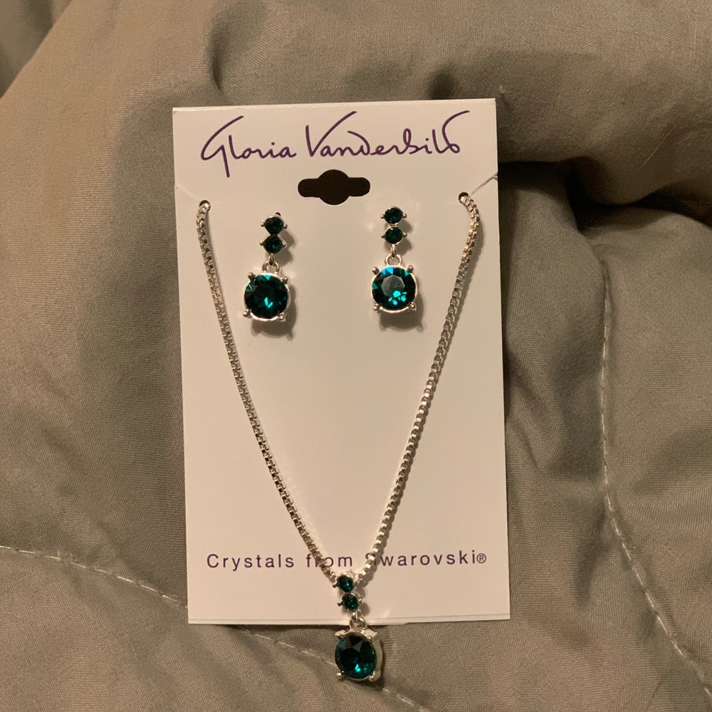 Gorgeous Gloria Vanderbilt Earring & Necklace set